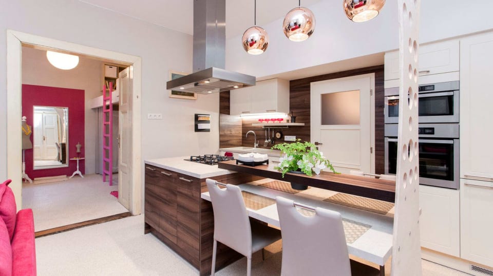 Designérům se sem podařilo dostat i lednici, která původně byla na chodbě